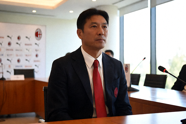 AC米兰主教练出席赛前新闻发布会的现场照片